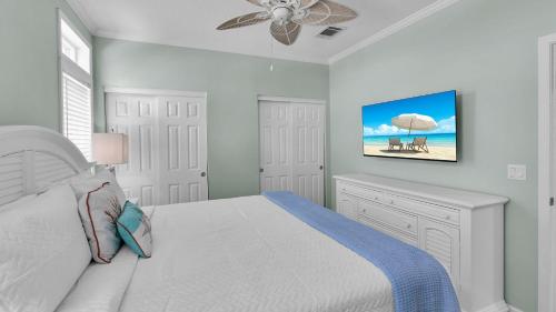 Cama o camas de una habitación en Dolphin Daydreams by Last Key Realty