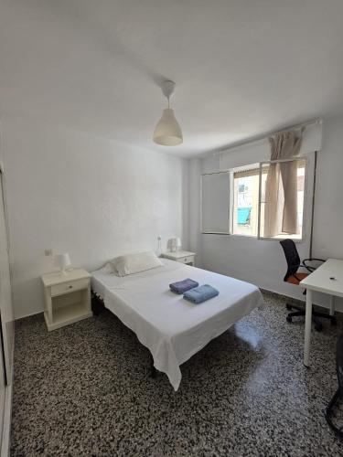 habitación privada preciosa centro malaga enfrente de la estación de tren María zambrano y dos centros comerciales y también cerca a la playa Wi-Fi la mejor zona de Málaga