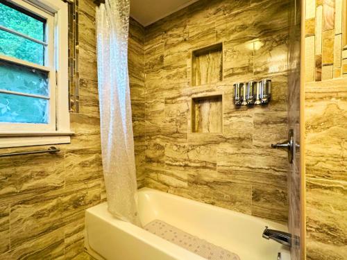 Koupelna v ubytování Cozy Riverside View House