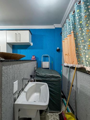 アハイアウ・ド・カボにあるCobertura Beira da Prainha - Arraial do Caboのバスルーム(シンク、ベッド付)