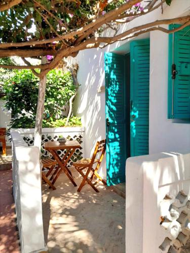 a patio with a green door and a table at Vent Des Dunes in Essaouira