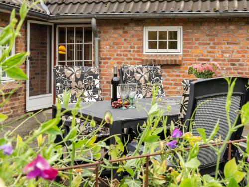 a table and chairs in front of a brick house at Holiday Home Hedda - 15km from the sea by Interhome in Ballum