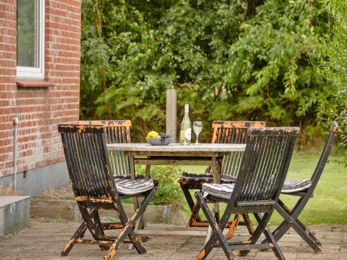 a table with two chairs and a bowl of fruit at Holiday Home Ewelina - 15km from the sea by Interhome in Ballum