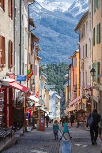 a group of children walking down a street at Maison à Tour Briançon in Briançon