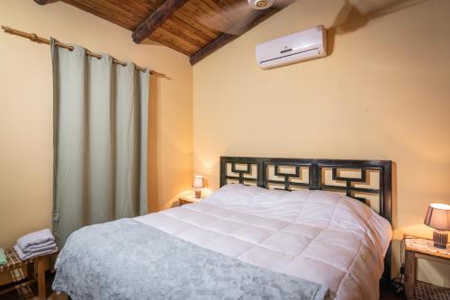 Ein Bett oder Betten in einem Zimmer der Unterkunft Casa Angi, con jardín y piscina en Sanber
