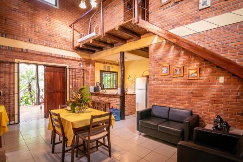 Ein Sitzbereich in der Unterkunft Casa Angi, con jardín y piscina en Sanber