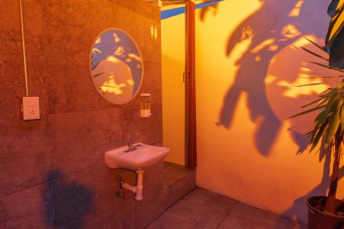 Bilik mandi di La Créme de la Créme Hostel
