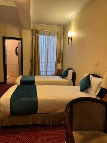 Una cama o camas en una habitación de Platinum Hotel