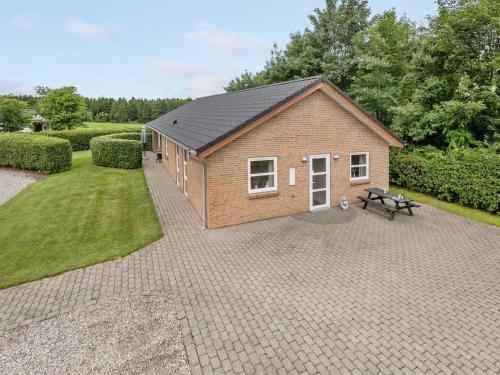 a building with a picnic table in a yard at Holiday Home Najdenka - 25km from the sea by Interhome in Toftlund