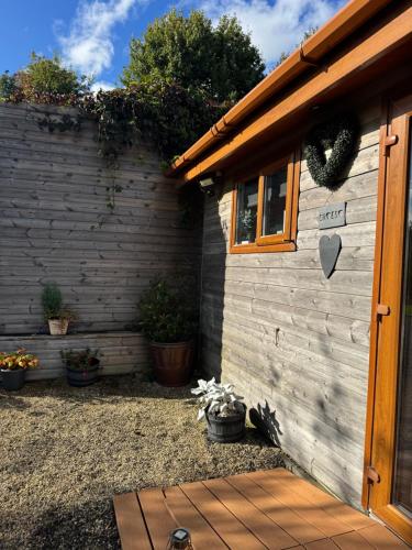 Taman di luar Swansea Log Cabin