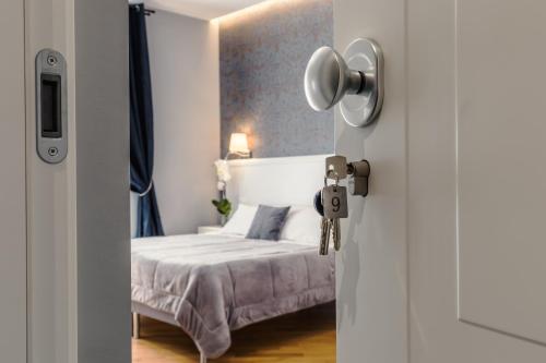 sypialnia z łóżkiem i drzwiami zamykanymi na klucz w obiekcie Bed And Best w Rzymie