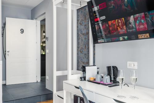 een witte keuken met een wit aanrechtblad en witte stoelen bij Bed And Best in Rome