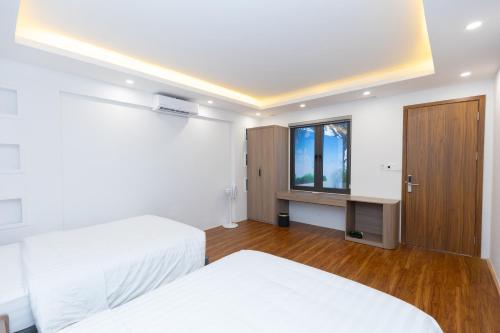 a bedroom with two beds and a window at Villa Sea in Trà Cổ