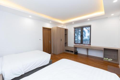 a bedroom with two beds and a window at Villa Sea in Trà Cổ