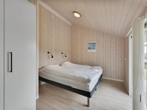 察姆Holiday Home Harth - 700m to the fjord by Interhome的卧室位于客房的角落,配有一张床