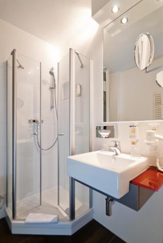 a bathroom with a sink and a shower at Dietrich-Bonhoeffer-Hotel Berlin Mitte in Berlin