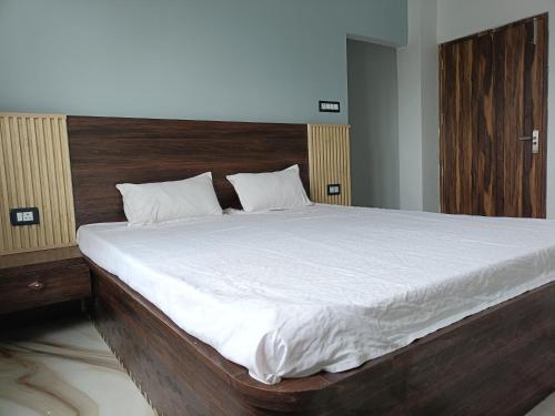 En eller flere senge i et værelse på Shehnai