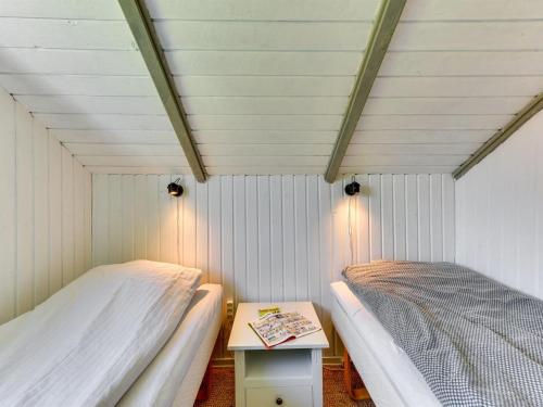 Ένα ή περισσότερα κρεβάτια σε δωμάτιο στο Holiday Home Cornelia - 100m to the inlet by Interhome