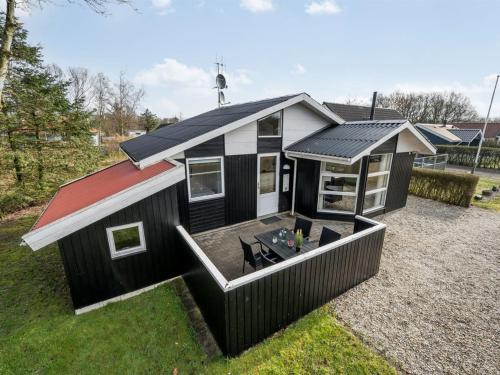 ein schwarzweißes Haus mit rotem Dach in der Unterkunft Holiday Home Marten - 1-2km to the inlet by Interhome in Hemmet