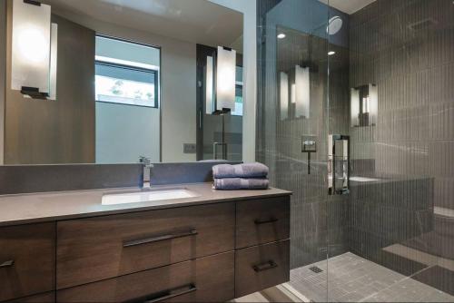 Bilik mandi di Luxury Modern Mountain Home