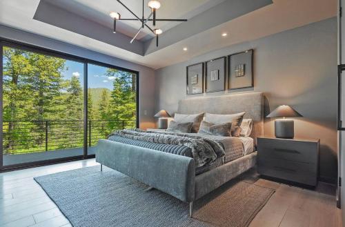 Katil atau katil-katil dalam bilik di Luxury Modern Mountain Home