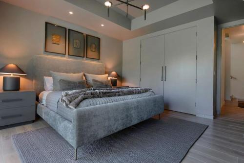 Katil atau katil-katil dalam bilik di Luxury Modern Mountain Home