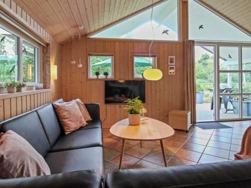 Ein Sitzbereich in der Unterkunft Holiday Home Ulrikke - 12km from the sea by Interhome