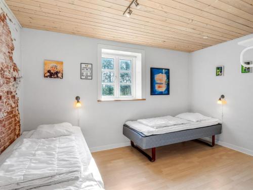 Giường trong phòng chung tại Holiday Home Merrit - 4-6km to the fjord by Interhome