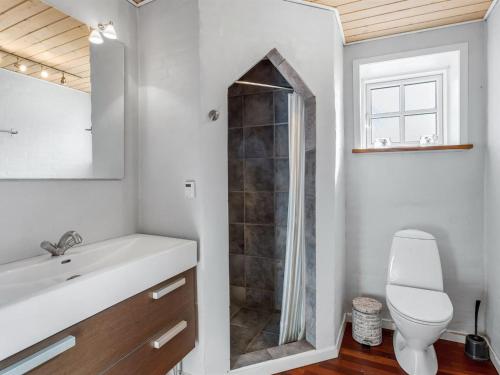 Phòng tắm tại Holiday Home Merrit - 4-6km to the fjord by Interhome