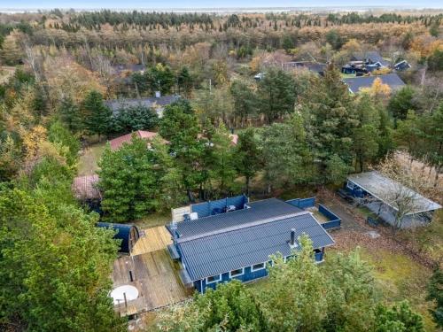 Una vista aérea de una casa con techo. en Holiday Home Toimi - 500m to the fjord by Interhome, en Ulfborg