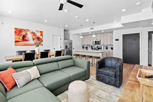 ein Wohnzimmer mit einer grünen Couch und einer Küche in der Unterkunft Easy Escape - Stay for 8 in Harrisburg Junction