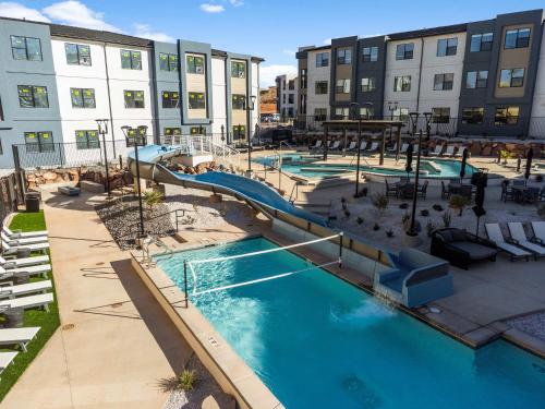 ein Bild eines Swimmingpools in einem Hotel in der Unterkunft Easy Escape - Stay for 8 in Harrisburg Junction