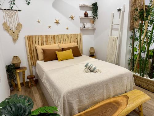 ein Schlafzimmer mit einem Bett in einem Zimmer mit Pflanzen in der Unterkunft Noreva in Morche