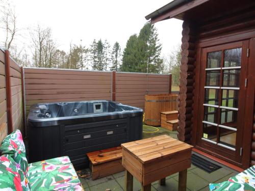 una vasca idromassaggio su un patio accanto a una recinzione di Holiday Home Frederica - 30km from the sea by Interhome a Toftlund