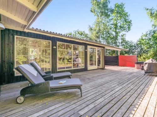 En balkon eller terrasse på Holiday Home Epke - 250m from the sea by Interhome