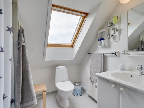 Koupelna v ubytování Holiday Home Nevis - 1-5km from the sea by Interhome