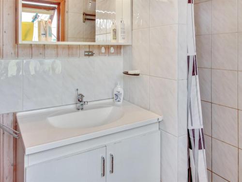 Ένα μπάνιο στο Holiday Home Pyry - 400m to the inlet by Interhome