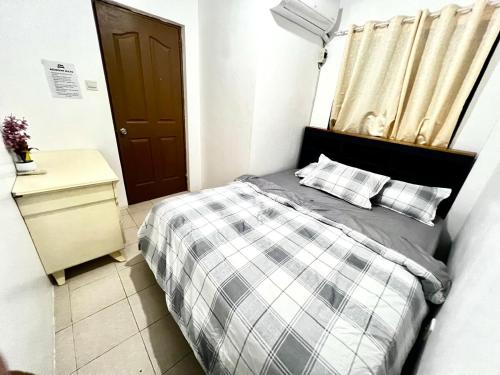 Una cama o camas en una habitación de Cozy Home in Lapu-Lapu