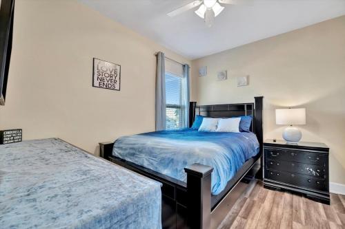 ein Schlafzimmer mit einem Bett, einer Kommode und einem Fenster in der Unterkunft Amazing Location Downtown Tampa WorkSpace in Tampa