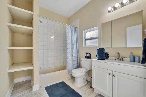 ein Badezimmer mit Waschbecken, Toilette und Badewanne in der Unterkunft Amazing Location Downtown Tampa WorkSpace in Tampa
