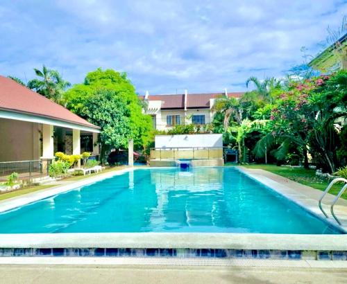 La alberca dentro o cerca de Cozy Home in Lapu-Lapu