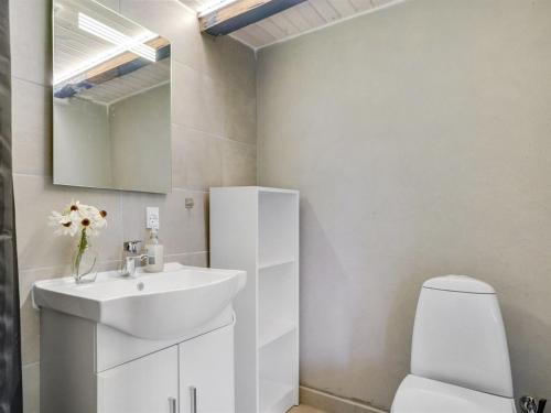 Bilik mandi di Apartment Thessa - 900m from the sea by Interhome