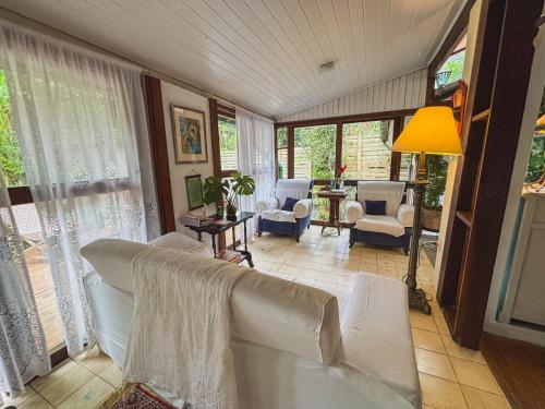 Ruang duduk di Casa D`Irene - Refúgio na Mata Atlântica