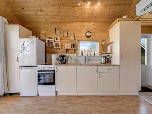 Кухня или мини-кухня в Holiday Home Terese - 45km from the sea by Interhome
