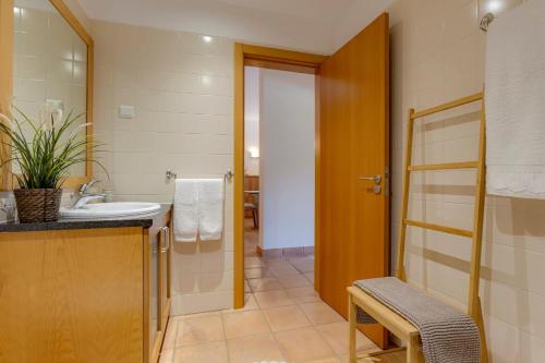 ein Badezimmer mit Waschbecken, Toilette und Spiegel in der Unterkunft Elegant Apartment in Lagos with Pool in Lagos