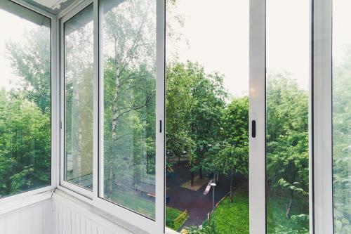 モスクワにあるLakshmi Apartment Alekseevskayaの庭を望む窓
