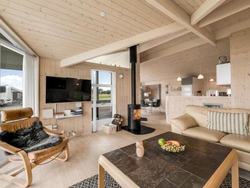 Μια τηλεόραση ή/και κέντρο ψυχαγωγίας στο Holiday Home Lucio - 350m to the inlet by Interhome