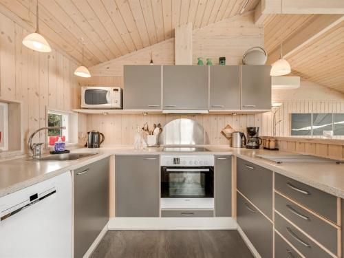Η κουζίνα ή μικρή κουζίνα στο Holiday Home Lucio - 350m to the inlet by Interhome