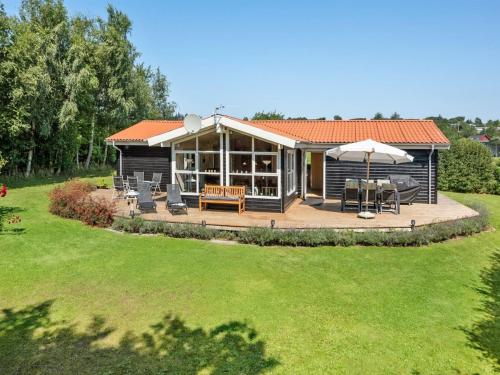 Κήπος έξω από το Holiday Home Kai - 500m to the fjord by Interhome