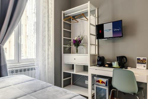 ローマにあるベッド アンド ベストのベッドと机とテレビのある寝室